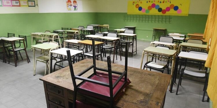Suspensión de Clases: La ola de calor vacía las escuelas sin aire acondicionado.