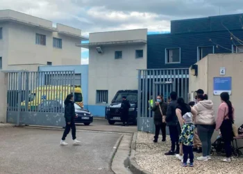 Una madre intenta introducir drogas en un instituto de menores tras un motín reciente