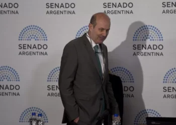 Sturzenegger presentará una reforma crucial en el Senado para modificar las normas empresariales