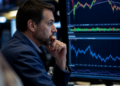El riesgo país alcanza su nivel más bajo desde 2018: análisis de acciones y bonos