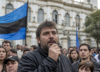 Protesta del Movimiento de Trabajadores Excluidos contra la política alimentaria del gobierno provincial