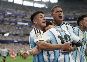 Facundo Medina, el “Jordi Alba” de Villa Fiorito, se destaca en la Scaloneta y conquista a Messi: “Mi gol fue todo de él”