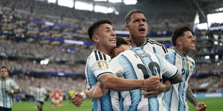 Facundo Medina, el “Jordi Alba” de Villa Fiorito, se destaca en la Scaloneta y conquista a Messi: “Mi gol fue todo de él”