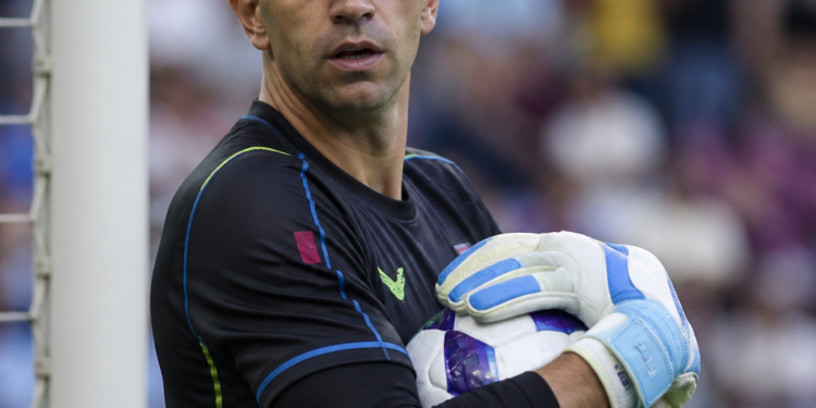 Dibu Martínez se recupera: la determinación del arquero que busca superar su mejor versión en el Mundial