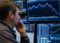 El riesgo país continúa disminuyendo y se aproxima a 430 puntos: repercusiones en el dólar y las acciones
