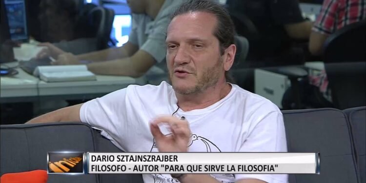 La visión de Platón sobre los prejuicios: ‘Las cadenas que al principio te oprimían y molestaban se vuelven parte de tu cotidianidad’