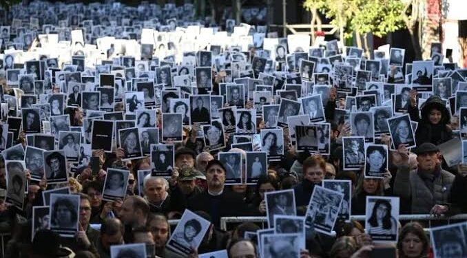 32 años después: un incumplimiento de la justicia en medio de la memoria