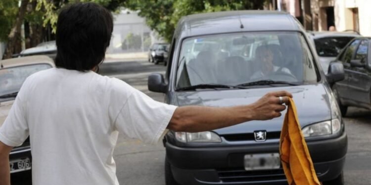 La Ciudad endurece los controles: Jorge Macri busca eliminar la actividad de los cuidacoches en Buenos Aires.