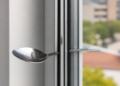 La cuchara en la ventana: su utilidad y la razón detrás de esta práctica