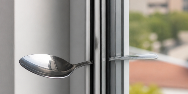 La cuchara en la ventana: su utilidad y la razón detrás de esta práctica