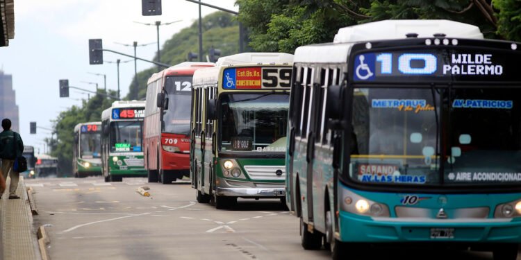 Suben las tarifas y los subsidios para colectivos, pero los empresarios advierten que no es suficiente