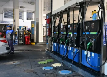 La venta de combustibles volvió a descender en junio y registró una baja acumulada del 1,3% en el primer semestre