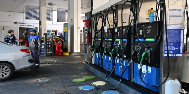La venta de combustibles volvió a descender en junio y registró una baja acumulada del 1,3% en el primer semestre
