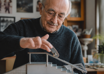A los 74 años, se vuelve referente del fingerboard tras iniciar en la pandemia