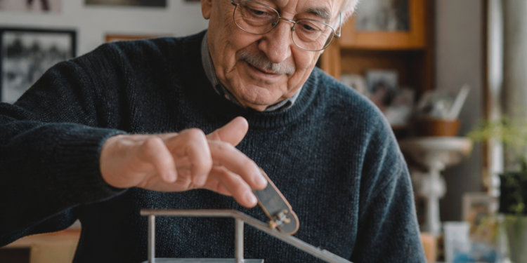 A los 74 años, se vuelve referente del fingerboard tras iniciar en la pandemia