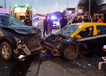 Accidente entre una camioneta y un taxi en la avenida Juan B. Justo: se registran seis menores y una mujer embarazada entre los heridos