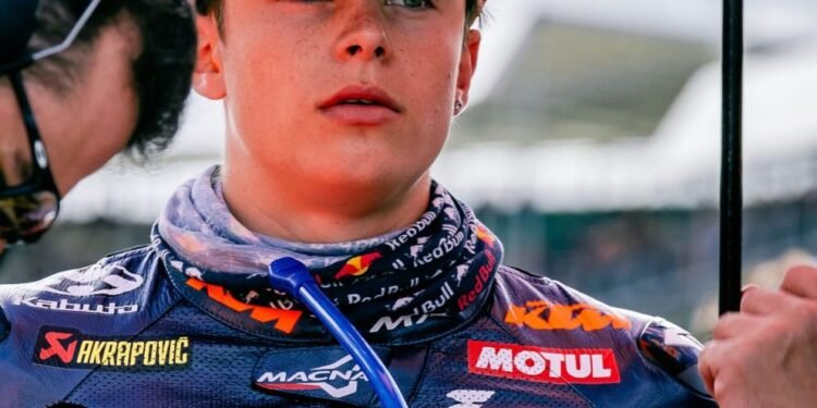 Valentín Perrone se sube al podio en Silverstone y traza su camino hacia Moto2 en 2028