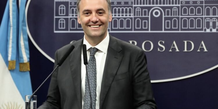 El fiscal Pollicita solicita aclaraciones a Manuel Adorni sobre su declaración patrimonial