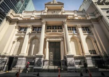 [Portada] El BCRA permite acceso al mercado cambiario para aseguradoras de proyectos del RIGI