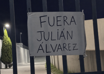 Carteles en la Ciudad Deportiva del Atlético de Madrid expresan rechazo a Julián Álvarez
