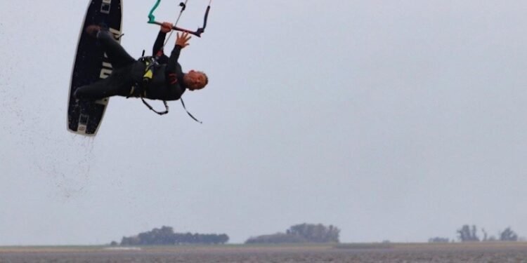 Trágico accidente de kitesurf en una laguna de Santa Fe: un hombre pierde la vida