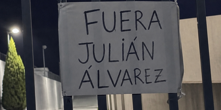 Carteles en la Ciudad Deportiva del Atlético de Madrid expresan rechazo a Julián Álvarez