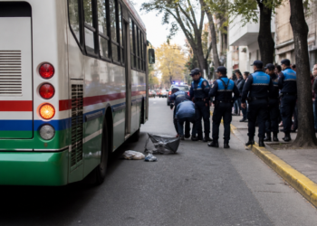 Fallece una mujer de 78 años tras ser arrastrada por un colectivo en Colegiales