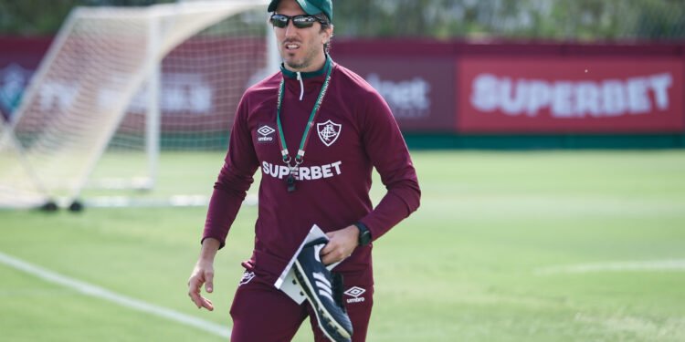 Fluminense anunció la salida de Luis Zubeldía como director técnico durante la serie de octavos de la Copa Libertadores