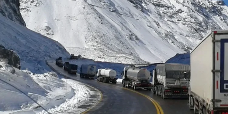 La difícil situación de choferes varados tras 34 días sin poder cruzar hacia Chile