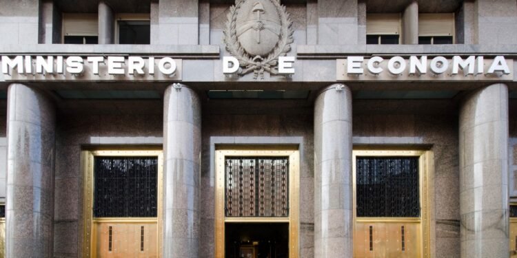 El ministerio de Economía renovó vencimientos de deuda por $ 4,5 billones
