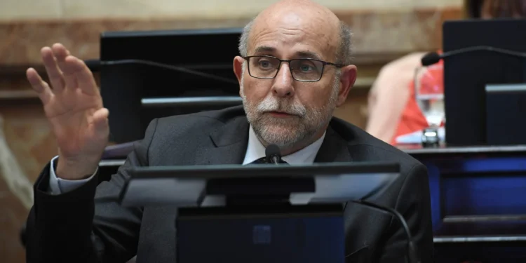Ley de Tierras: el senador Flavio Fama solicita participar de forma virtual en la sesión