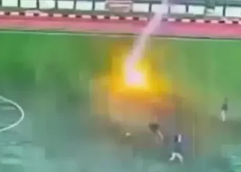 Un futbolista falleció tras ser alcanzado por un rayo durante un partido: 12 personas más resultaron heridas
