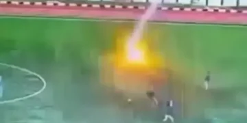 Un futbolista falleció tras ser alcanzado por un rayo durante un partido: 12 personas más resultaron heridas