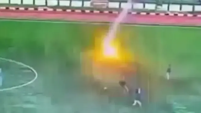 Un futbolista falleció tras ser alcanzado por un rayo durante un partido: 12 personas más resultaron heridas