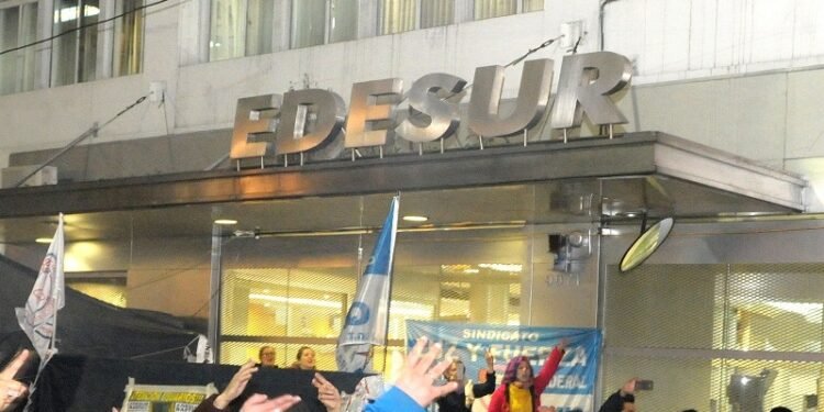 Denunció a Edesur por 12 cortes de luz en dos semanas y la Justicia archivó la denuncia sin pericias