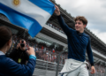 La emotiva vuelta de honor de Colapinto con la bandera argentina tras su destacada actuación en el Gran Premio de España