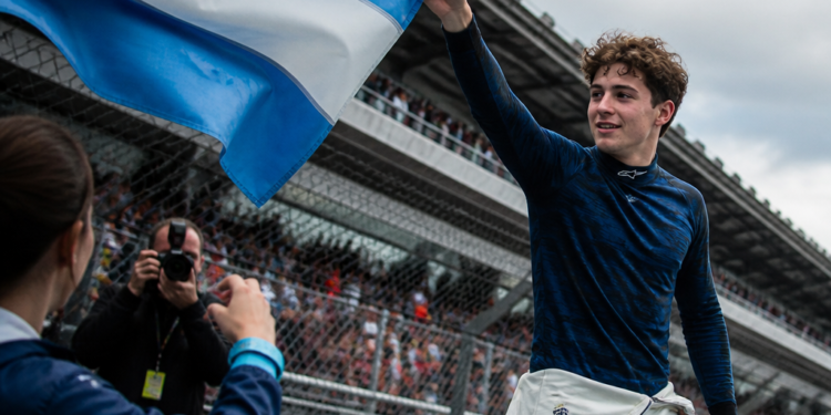 La emotiva vuelta de honor de Colapinto con la bandera argentina tras su destacada actuación en el Gran Premio de España