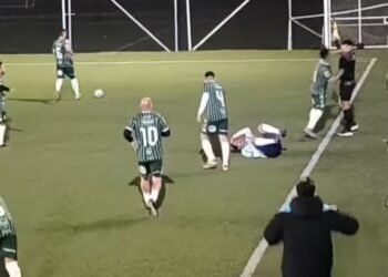 Violenta agresión a un juez de línea en un partido de fútbol senior entre Racing y San Miguel