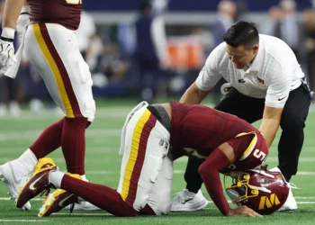 Una estrella de la NFL sufre una grave lesión en pleno partido: la reacción de Tom Brady en la transmisión