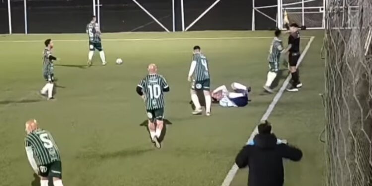 Violenta agresión a un juez de línea en un partido de fútbol senior entre Racing y San Miguel
