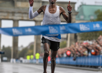 Una maratón conmovedora: Assefa ganó a pesar de una lesión y estuvo cerca de romper el récord mundial