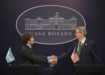 Un año del respaldo financiero de Scott Bessent al gobierno de Javier Milei: la evolución del dólar