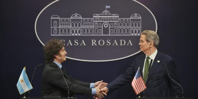 Un año del respaldo financiero de Scott Bessent al gobierno de Javier Milei: la evolución del dólar