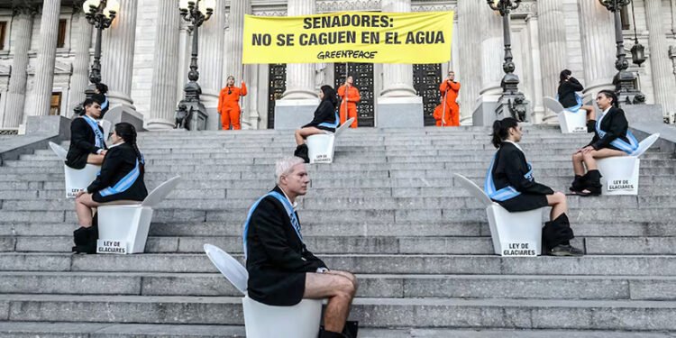 Greenpeace critica al Gobierno por la causa de 12 activistas imputados