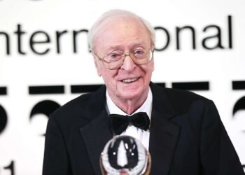 Michael Caine, a sus 93 años: “Los patos parecen tranquilos en la superficie, pero debajo están remando con todas sus fuerzas”