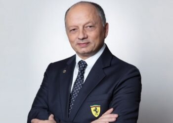 La crisis en Ferrari se intensifica: un histórico competidor de la F1 expresa interés por liderar el equipo y provoca la reacción de su director