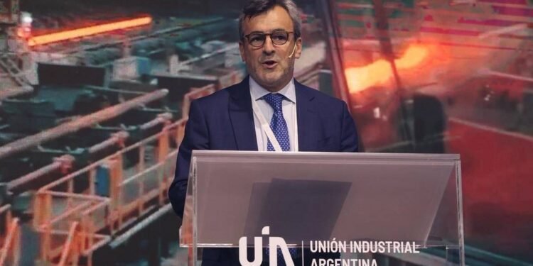 El presidente de la UIA pide al Gobierno que se acerque a la realidad y aborde los problemas de la gente