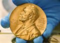 Las partículas elusivas que atraviesan nuestros cuerpos y el Nobel al físico que logró detectarlas en la Antártida