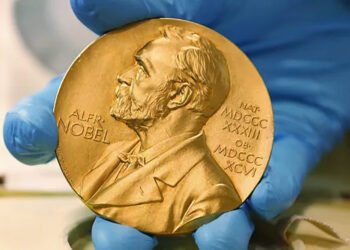Las partículas elusivas que atraviesan nuestros cuerpos y el Nobel al físico que logró detectarlas en la Antártida